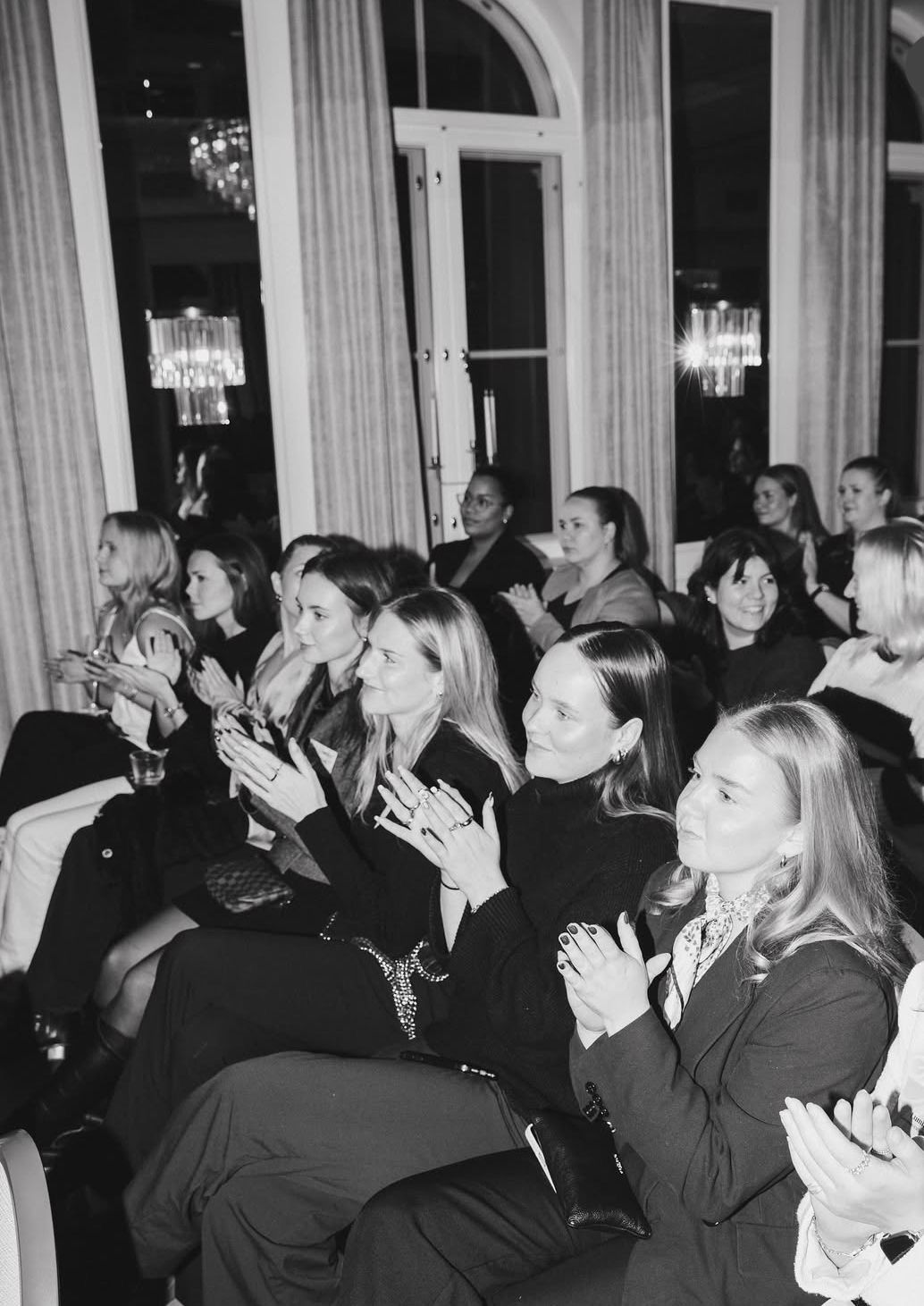 Mujeres emprendedoras colaborando